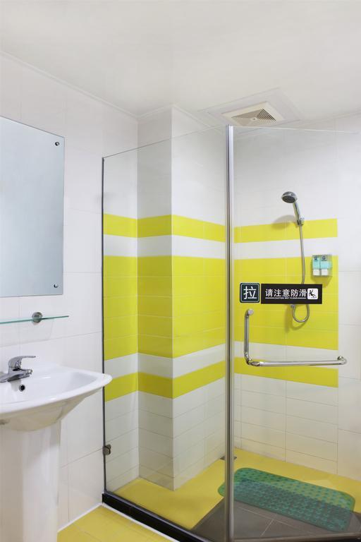7Days Inn Shanghai Caobao Road Metro Station Номер фото